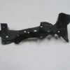 AUDI A3- SD/HB/SB- 12/16; ÖN ÇAMURLUK BRAKETİ SOL (TW) 8V0821135C