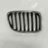 BMW X1- E84- 13/15; ÖN PANJUR SAĞ NİKELAJLI/ İÇ PETEKLERİ SİYAH 51112993306