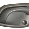 SUZUKI GRAND VITARA- 98/02; ÖN KAPI İÇ AÇMA KOLU SAĞ GRİ (TYG) 83101-77A10-T01