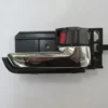 SUZUKI SWIFT- 05/11; ÖN KAPI İÇ AÇMA KOLU SAĞ SİYAH/NİKELAJLI (HUSHAN) 83110-63J20-F06