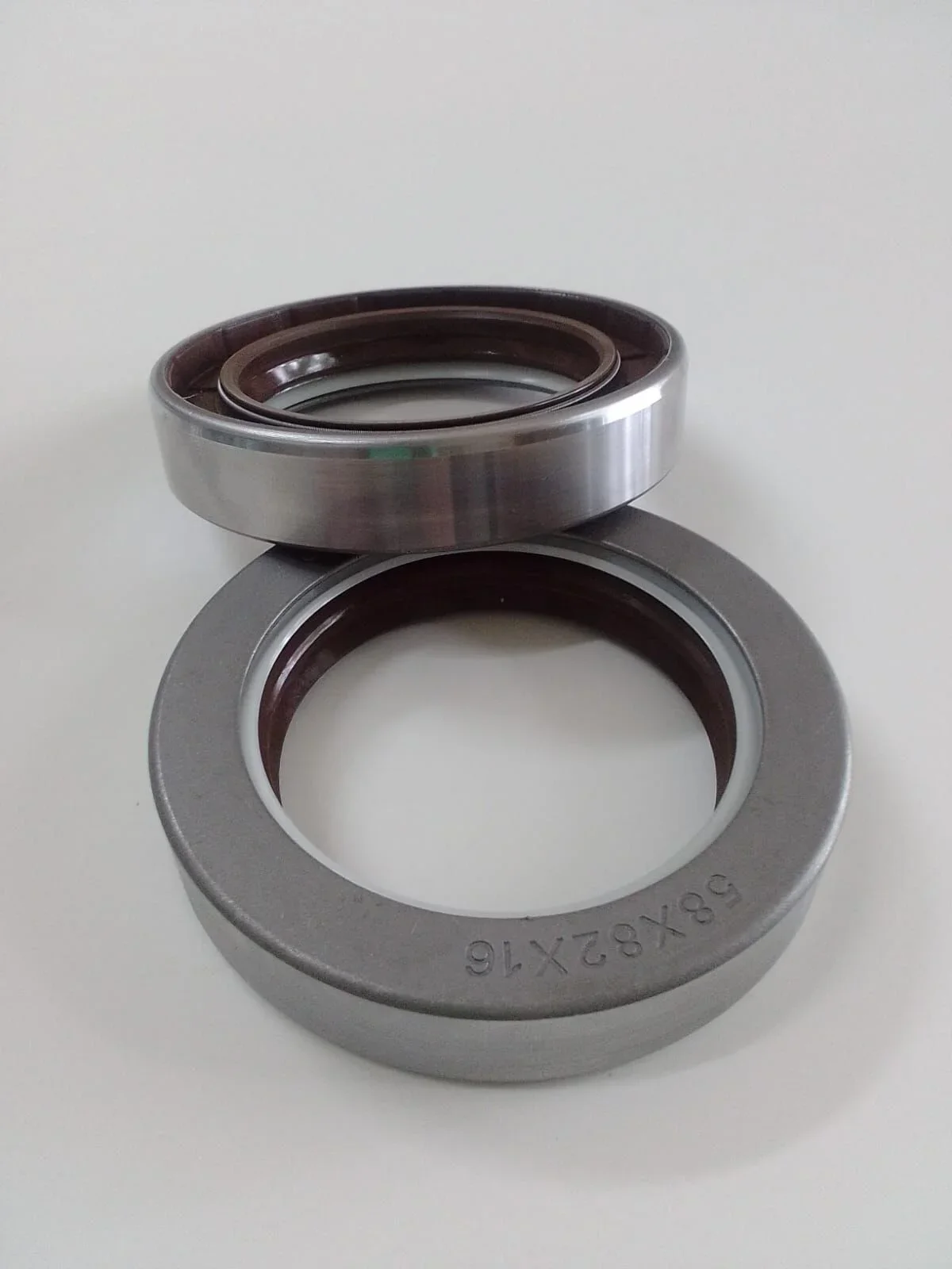 58X82X16 COMBİ-SF6 FPM 12017237  58X82X16 COMBI SF6 FPM CORTECO YAĞ KEÇESİ CARRARO 139420, CASE IH 1966194C1,5194224 , CLAAS 6000105275, JOHN DEERE ER139420,RE195989,MASSEY FERGUSON 061320R1,3789575M1, RENAULT 6000105275