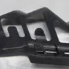 VOLKSWAGEN TOURAN- 08/10; ÖN TAMPON İÇ BAĞLANTI BRAKETİ SAĞ BÜYÜK (YAN KULAĞA BAĞLANAN) 1T0807889C