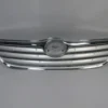 TOYOTA COROLLA- ZZE121- 05/06; ÖN PANJUR NİKELAJ ÇERÇEVELİ/İÇ PETEKLERİ GÜMÜŞ GRİ DÜZ ÇİZGİLİ TİP 53111-1A500