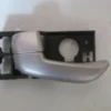HYUNDAI I10- 08/11; ÖN KAPI İÇ AÇMA KOLU SOL GÜMÜŞ GRİ 82610-0X010S4